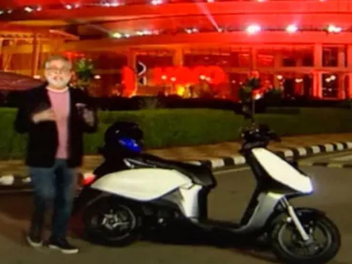 Hero MotoCorp New Electric Scooter Launch Soon; showcased by Pawan Munjal | नव्या Hero Electric Scooter चे फोटो लीक; ओला, बजाज चेतकला देणार टक्कर Hero MotoCorp New Electric Scooter Launch Soon; showcased by Pawan Munjal | नव्या Hero Electric Scooter चे फोटो लीक; ओला, बजाज चेतकला देणार टक्कर