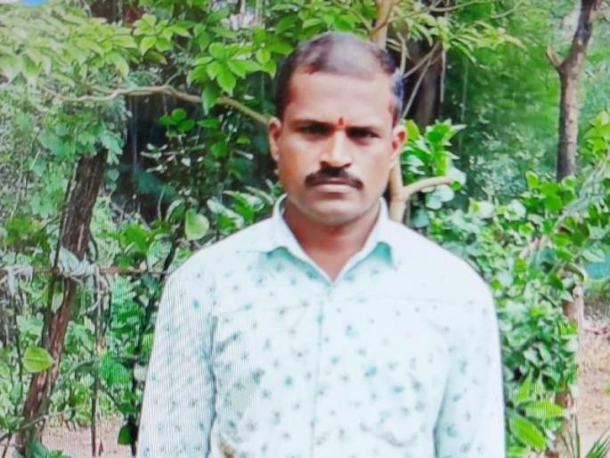 A person committed suicide by consuming poison; Incident at Khedi-Kadholi | बाहेरगावाहून घरी परतल्यानंतर मध्यरात्री शेतमजूराने संपविली जीवनयात्रा; खेडी-कढोली येथील घटना A person committed suicide by consuming poison; Incident at Khedi-Kadholi | बाहेरगावाहून घरी परतल्यानंतर मध्यरात्री शेतमजूराने संपविली जीवनयात्रा; खेडी-कढोली येथील घटना
