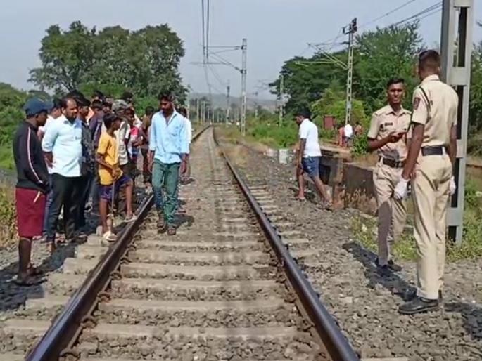 A person has died today after being hit by a local coming from Karjat to Khopoli. | खोपोली रेल्वे ट्रॅकवर लोकल खाली येऊन एकाचा मृत्यू A person has died today after being hit by a local coming from Karjat to Khopoli. | खोपोली रेल्वे ट्रॅकवर लोकल खाली येऊन एकाचा मृत्यू