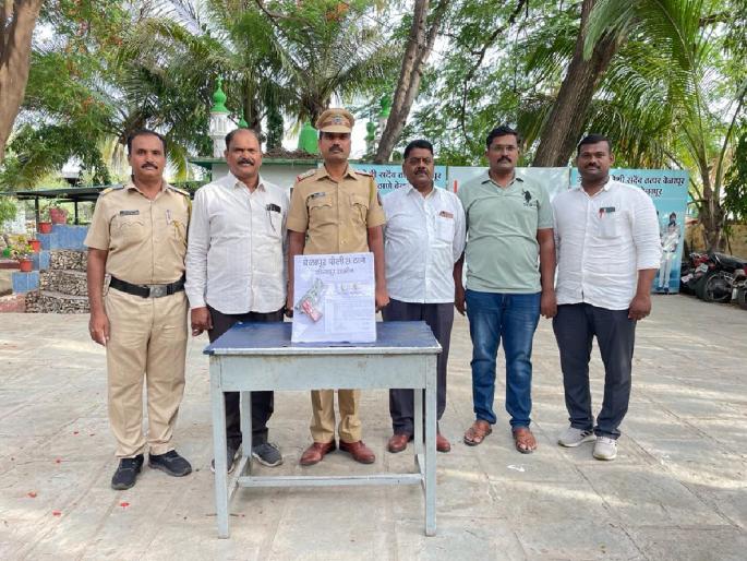 Gavathi pistol and two cartridges were found in the possession of two people from Gharipura | मोठी कारवाई! वेळापुरातील दोघांकडे आढळले गावठी पिस्टल अन् दोन काडतूसे Gavathi pistol and two cartridges were found in the possession of two people from Gharipura | मोठी कारवाई! वेळापुरातील दोघांकडे आढळले गावठी पिस्टल अन् दोन काडतूसे