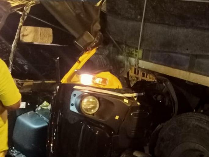 A rickshaw driver who went to relatives to distribute the tires of a newly bought rickshaw collided with a truck; Death of an old man in solapur | नवीन घेतलेल्या रिक्षाचे पेढे वाटण्यासाठी नातेवांकडे गेलेल्या रिक्षा चालकाची ट्रकला धडक; वृद्धाचा मृत्यू A rickshaw driver who went to relatives to distribute the tires of a newly bought rickshaw collided with a truck; Death of an old man in solapur | नवीन घेतलेल्या रिक्षाचे पेढे वाटण्यासाठी नातेवांकडे गेलेल्या रिक्षा चालकाची ट्रकला धडक; वृद्धाचा मृत्यू