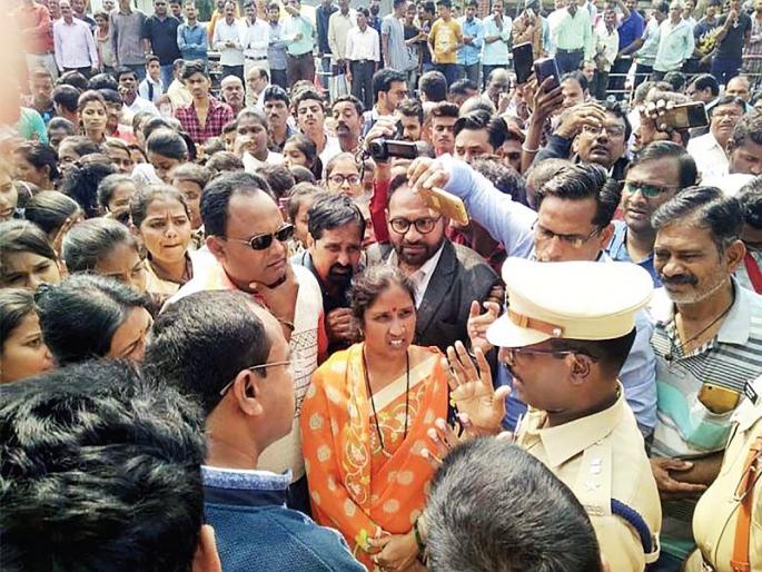 Putting petrol on fire at the professor's body; Feeling of anger throughout Maharashtra | प्राध्यापिकेला भररस्त्यात पेट्रोल टाकून पेटविले; महाराष्ट्र हळहळला, सर्वत्र संतापाची भावना Putting petrol on fire at the professor's body; Feeling of anger throughout Maharashtra | प्राध्यापिकेला भररस्त्यात पेट्रोल टाकून पेटविले; महाराष्ट्र हळहळला, सर्वत्र संतापाची भावना