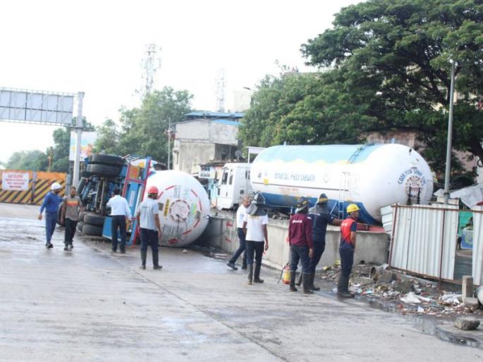 Overturned gas tanker in nigadi, no casualties; Gas extraction work started | निगडित पलटी झाला गॅस टँकर, जीवितहानी नाही; गॅस काढण्याचे काम सुरू Overturned gas tanker in nigadi, no casualties; Gas extraction work started | निगडित पलटी झाला गॅस टँकर, जीवितहानी नाही; गॅस काढण्याचे काम सुरू