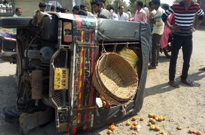 Heavy vehicle collision; One killed on the spot! | भरधाव वाहनाची धडक; एकजण जागीच ठार! Heavy vehicle collision; One killed on the spot! | भरधाव वाहनाची धडक; एकजण जागीच ठार!