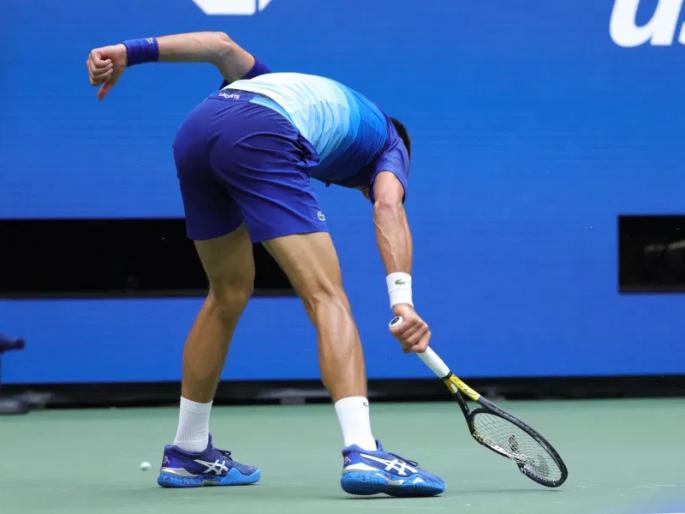 US Open 2021: Novak Djokovic smashed his racket in frustrated meltdown against Daniil Medvedev | US Open 2021: ...अन् 'जोकर'ची सटकली, आपटून-आपटून रॅकेटच तोडली! US Open 2021: Novak Djokovic smashed his racket in frustrated meltdown against Daniil Medvedev | US Open 2021: ...अन् 'जोकर'ची सटकली, आपटून-आपटून रॅकेटच तोडली!