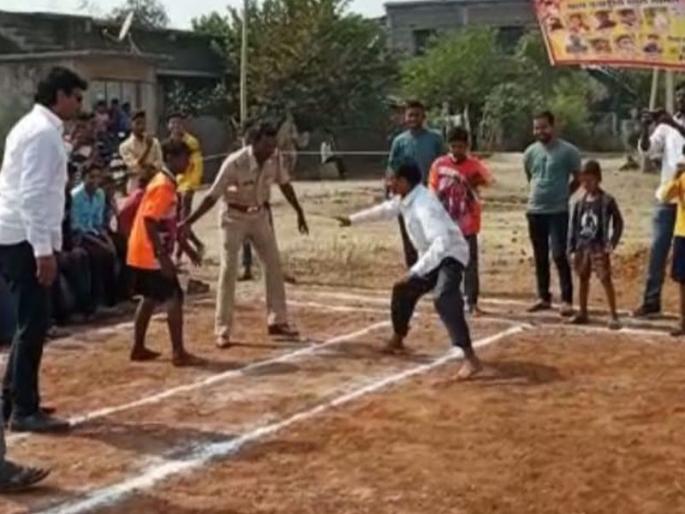 Sports fan Thanedar landed on the kabaddi ground in uniform | क्रीडाप्रेमी ठाणेदार वर्दीवरच उतरले कबड्डीच्या मैदानात Sports fan Thanedar landed on the kabaddi ground in uniform | क्रीडाप्रेमी ठाणेदार वर्दीवरच उतरले कबड्डीच्या मैदानात