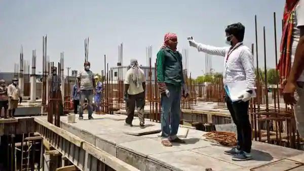 Work of construction workers; No government help | बांधकाम कामगारांच्या ना हाताला काम; ना शासकीय मदतीचा हाती पडला दाम Work of construction workers; No government help | बांधकाम कामगारांच्या ना हाताला काम; ना शासकीय मदतीचा हाती पडला दाम