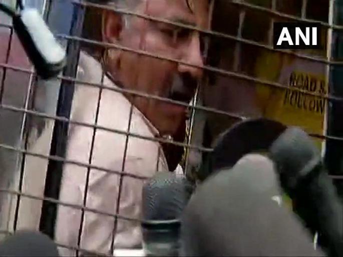 Karnataka Minister DK Shivakumar detained by Mumbai Police | बंडखोरांची मनधरणीसाठी आलेले काँग्रेसचे 'संकटमोचक' शिवकुमार पोलिसांच्या ताब्यात  Karnataka Minister DK Shivakumar detained by Mumbai Police | बंडखोरांची मनधरणीसाठी आलेले काँग्रेसचे 'संकटमोचक' शिवकुमार पोलिसांच्या ताब्यात