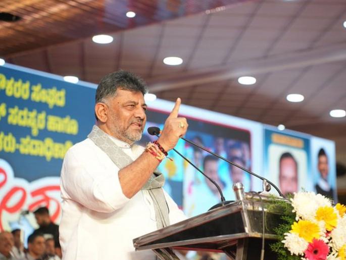 "Even if God comes, nothing will change," is D.K. Shivakumar's desperate reaction to the problem in Bengaluru. | "साक्षात देव आला तरी काही बदलणार नाही’’, बंगळुरूमधील त्या समस्येबाबत डी.के. शिवकुमारांची हतबल प्रतिक्रिया   "Even if God comes, nothing will change," is D.K. Shivakumar's desperate reaction to the problem in Bengaluru. | "साक्षात देव आला तरी काही बदलणार नाही’’, बंगळुरूमधील त्या समस्येबाबत डी.के. शिवकुमारांची हतबल प्रतिक्रिया