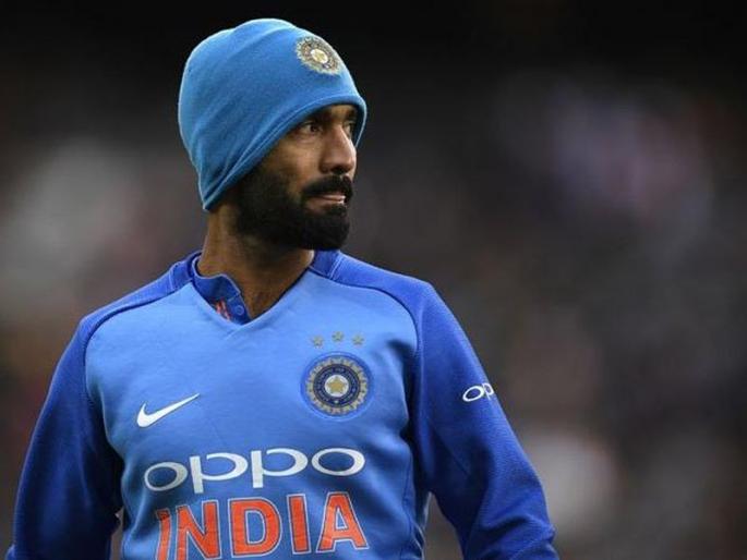 Dinesh Karthik became a troll when he trying to copy ms dhoni | स्वत:ला धोनी समजायला गेला आणि दिनेश कार्तिक ट्रोल झाला