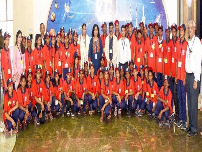 The students of the ashram school board 'ISRO'; South India tour of 50 people | आश्रमशाळेच्या विद्यार्थ्यांची विमानाने ‘इस्रो’वारी; ५० जणांची दक्षिण भारत सहल The students of the ashram school board 'ISRO'; South India tour of 50 people | आश्रमशाळेच्या विद्यार्थ्यांची विमानाने ‘इस्रो’वारी; ५० जणांची दक्षिण भारत सहल