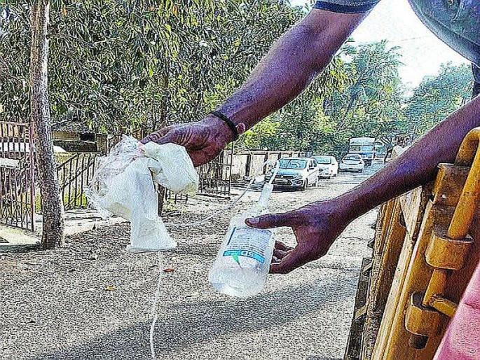 The hospital's biomedical vest; Shocking type in Panvel | रुग्णालयाचे बायोमेडिकल वेस्ट घंटागाडीत; पनवेलमधील धक्कादायक प्रकार The hospital's biomedical vest; Shocking type in Panvel | रुग्णालयाचे बायोमेडिकल वेस्ट घंटागाडीत; पनवेलमधील धक्कादायक प्रकार