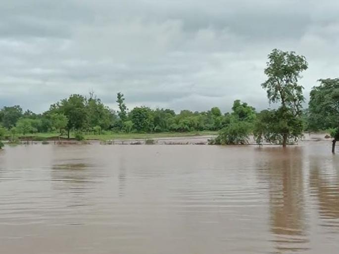 Unidentified body found in river; Police performed the last rites | नदीमध्ये आढळला अनोळखी मृतदेह; पोलिसांनी केले अंत्यसंस्कार Unidentified body found in river; Police performed the last rites | नदीमध्ये आढळला अनोळखी मृतदेह; पोलिसांनी केले अंत्यसंस्कार