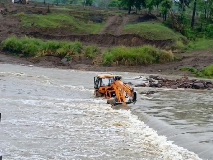 The crane that came for the work of the under-construction bridge got stuck in the Chulband riverbed | निर्माणाधिन पुलाच्या कामासाठी आलेली क्रेन चुलबंद नदीपात्रात अडकली The crane that came for the work of the under-construction bridge got stuck in the Chulband riverbed | निर्माणाधिन पुलाच्या कामासाठी आलेली क्रेन चुलबंद नदीपात्रात अडकली