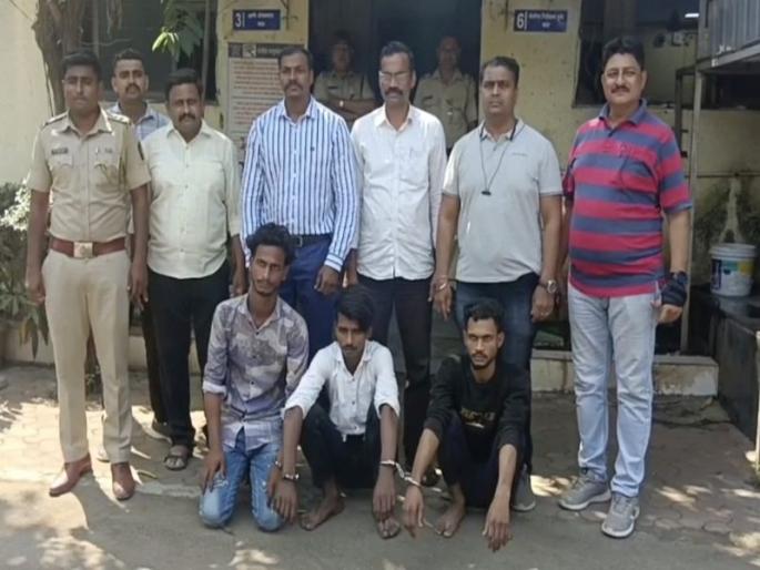 Steal by day Reiki by night; Three persons who stole expensive batteries have been shackled by the police in kalyan | दिवसा रेकी रात्री चोरी; महागड्या बॅटऱ्या चोरी करणाऱ्या तीन जणांना पोलिसांनी ठोकल्या बेड्या Steal by day Reiki by night; Three persons who stole expensive batteries have been shackled by the police in kalyan | दिवसा रेकी रात्री चोरी; महागड्या बॅटऱ्या चोरी करणाऱ्या तीन जणांना पोलिसांनी ठोकल्या बेड्या