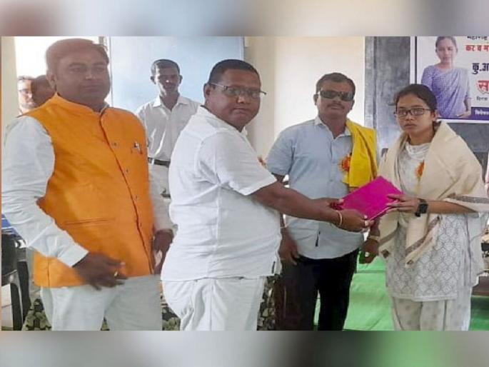 Farmer's daughter Bharari, Ministerial Assistant from MPSC | शेतकरी कन्येची भरारी, एमपीएससीतून मंत्रालयीन सहायक Farmer's daughter Bharari, Ministerial Assistant from MPSC | शेतकरी कन्येची भरारी, एमपीएससीतून मंत्रालयीन सहायक