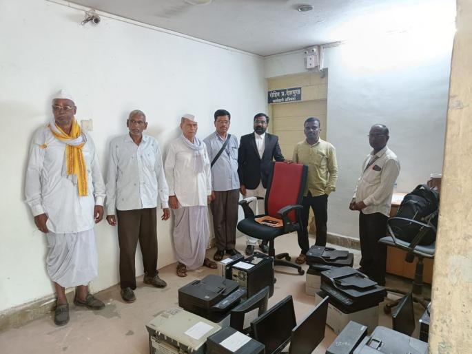 Executive Engineer's chair confiscated for non-payment of increased remuneration to farmers; Court order | शेतकऱ्याला वाढीव मोबदला न दिल्याने कार्यकारी अभियंत्यांची खुर्ची जप्त; न्यायालयाचा आदेश Executive Engineer's chair confiscated for non-payment of increased remuneration to farmers; Court order | शेतकऱ्याला वाढीव मोबदला न दिल्याने कार्यकारी अभियंत्यांची खुर्ची जप्त; न्यायालयाचा आदेश