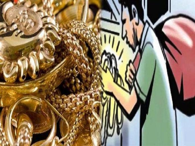 Went to Amravati with the family, here thieves stole cash, jewellery | कुटुंबासह अमरावतीला गेले, इकडे चोरट्याने रोख, दागिने पळवले Went to Amravati with the family, here thieves stole cash, jewellery | कुटुंबासह अमरावतीला गेले, इकडे चोरट्याने रोख, दागिने पळवले