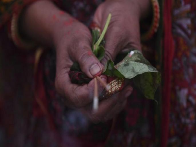Bunches of hair, black powder of turmeric and saffron are kept in the bride's closet | विवाहितेच्या कपाटात ठेवली केसांचे पुंजके, हळद-कुंकवाची काळी पुरचुंडी Bunches of hair, black powder of turmeric and saffron are kept in the bride's closet | विवाहितेच्या कपाटात ठेवली केसांचे पुंजके, हळद-कुंकवाची काळी पुरचुंडी