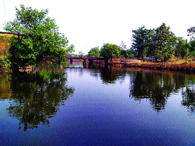 Drainage from dams; Work through an employment guarantee plan | बंधाऱ्यांमधून गाळ काढल्याने परिसर पाणीदार; रोजगार हमी योजनेतून काम Drainage from dams; Work through an employment guarantee plan | बंधाऱ्यांमधून गाळ काढल्याने परिसर पाणीदार; रोजगार हमी योजनेतून काम