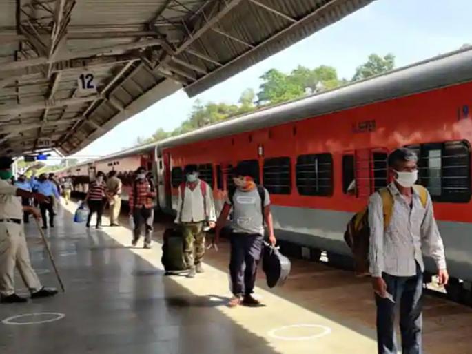 The laborer asked for a meal; The officer advised him to jump off the train | मजुराने जेवण मागितले; अधिकाऱ्याने दिला रेल्वेतून उडी मारण्याचा सल्ला