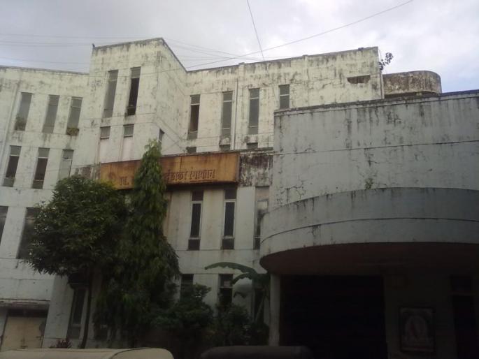 Meenatai Thackeray Rangaitan's repair in Bhiwandi did not get a moment | भिवंडीतील मीनाताई ठाकरे रंगायतनाच्या दुरुस्तीला मुहूर्त मिळेना; नाट्य रसिक नाराज