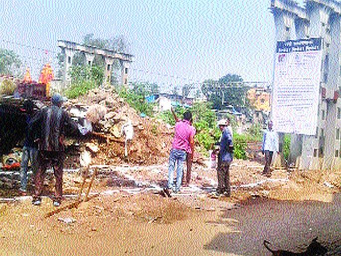 Finally the Kurla Pedestrian Bridge began | लोकमतचा दणका ! अखेर कुर्ला पादचारी पुलाचे काम सुरू Finally the Kurla Pedestrian Bridge began | लोकमतचा दणका ! अखेर कुर्ला पादचारी पुलाचे काम सुरू