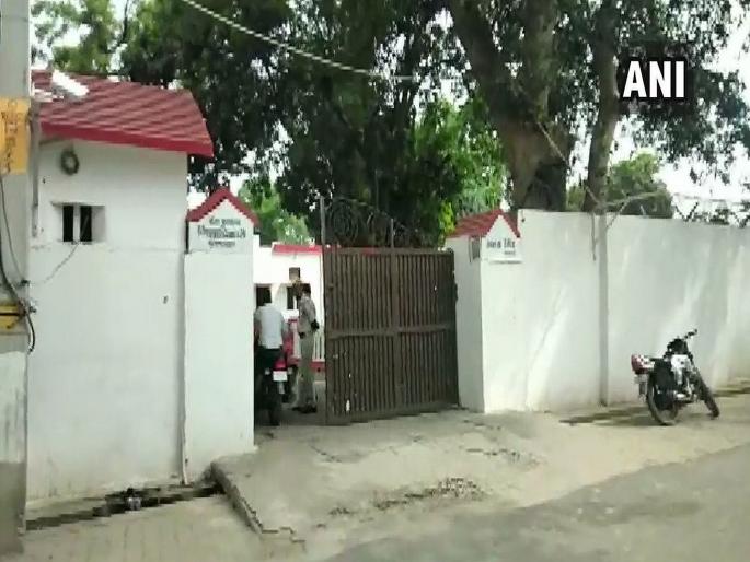 cbi raids at ias abhay singh residence in bulandshahr | डीएमच्या घरावर छापा; पैसे मोजण्यासाठी आणावी लागली मशीन cbi raids at ias abhay singh residence in bulandshahr | डीएमच्या घरावर छापा; पैसे मोजण्यासाठी आणावी लागली मशीन