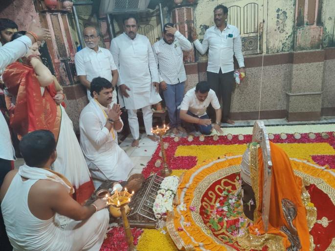 'Crisis should not happen again, as the doors of the temple will be closed'; Dhananjay Munde's Lord Vaidyanathas Sakade | 'देवळाची दारे बंद होतील,असे संकट पुन्हा येऊ नये'; धनंजय मुंडेंचे प्रभू वैद्यनाथास साकडे 'Crisis should not happen again, as the doors of the temple will be closed'; Dhananjay Munde's Lord Vaidyanathas Sakade | 'देवळाची दारे बंद होतील,असे संकट पुन्हा येऊ नये'; धनंजय मुंडेंचे प्रभू वैद्यनाथास साकडे