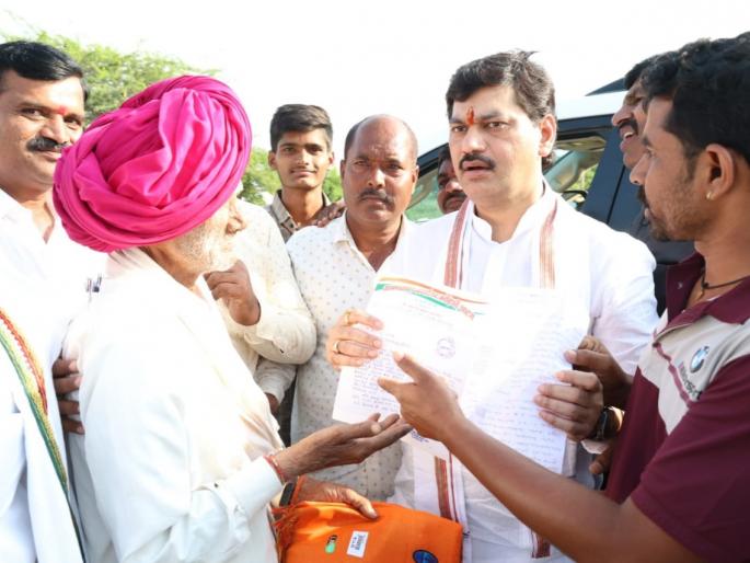 Dhananjay Munde's direct communication with the villagers by rejecting the JCB, which was full of flowers | पालकमंत्री धनंजय मुंडे अॅक्शन मोडवर; फुलांनी भरलेला जेसीबी बाजूला केला, थेट संवादावर भर
