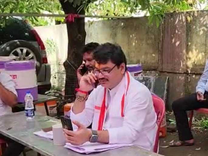 When Dhananjay Munde stops at the booth as an activist himself for the election of workers... | कार्यकर्त्यांच्या विजयासाठी धनंजय मुंडेंचे बुथवर ठाण; मतदारांना संपर्क, नावही शोधून दिले... When Dhananjay Munde stops at the booth as an activist himself for the election of workers... | कार्यकर्त्यांच्या विजयासाठी धनंजय मुंडेंचे बुथवर ठाण; मतदारांना संपर्क, नावही शोधून दिले...