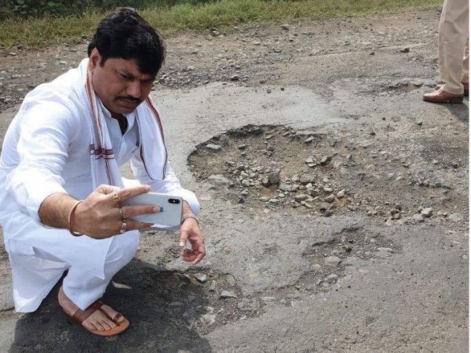 "Respected Dada see this potholes"; Dhananjay Mude's selfie in the pothole on Gangakhed-Parbhani road | "आदरणीय चंद्रकांतदादा हे पहा खड्डे" ; गंगाखेड-परभणी रस्त्यावरील खड्डयात विरोधी पक्षनेते धंनजय मुडे यांचा सेल्फी "Respected Dada see this potholes"; Dhananjay Mude's selfie in the pothole on Gangakhed-Parbhani road | "आदरणीय चंद्रकांतदादा हे पहा खड्डे" ; गंगाखेड-परभणी रस्त्यावरील खड्डयात विरोधी पक्षनेते धंनजय मुडे यांचा सेल्फी