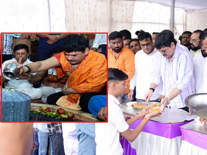 Dhananjay Munde worshipped Vaidyanath on the first Monday of Shravan; also participated in distributing snacks | पहिल्या श्रावण सोमवारी वैद्यनाथ चरणी धनंजय मुंडे लीन; फराळ वाटपातही घेतला सहभाग Dhananjay Munde worshipped Vaidyanath on the first Monday of Shravan; also participated in distributing snacks | पहिल्या श्रावण सोमवारी वैद्यनाथ चरणी धनंजय मुंडे लीन; फराळ वाटपातही घेतला सहभाग