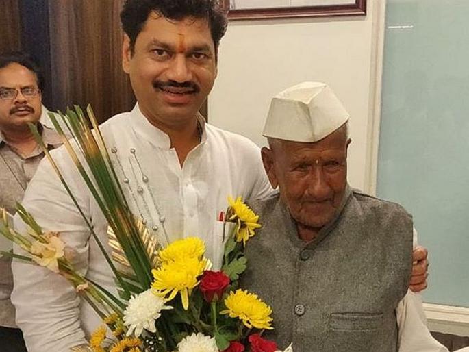 118-year-old Dadarao has reached Mumbai in a lively meeting of Dhananjay Munde | धनंजय मुंडेंची हवीय भेट, बीडच्या 118 वर्षीय दादारावांनी मुंबईच गाठलं थेट 118-year-old Dadarao has reached Mumbai in a lively meeting of Dhananjay Munde | धनंजय मुंडेंची हवीय भेट, बीडच्या 118 वर्षीय दादारावांनी मुंबईच गाठलं थेट