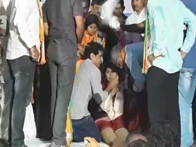 Maharashtra Election 2019: 'So Pankaja Mude's unhealth and ill, doctor says reason in beed | Maharashtra Election 2019: ... म्हणून पंकजा मुंडेंना भोवळ आली, प्रकृती स्थिर असल्याचं सांगत डॉक्टरांंचं स्पष्टीकरण Maharashtra Election 2019: 'So Pankaja Mude's unhealth and ill, doctor says reason in beed | Maharashtra Election 2019: ... म्हणून पंकजा मुंडेंना भोवळ आली, प्रकृती स्थिर असल्याचं सांगत डॉक्टरांंचं स्पष्टीकरण