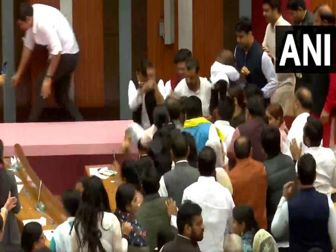 Clash again between BJP and AAP corporators in Delhi Municipal Corporation | दिल्ली महापालिकेत पुन्हा भाजप आणि आपच्या नगरसेवकांमध्ये हाणामारी Clash again between BJP and AAP corporators in Delhi Municipal Corporation | दिल्ली महापालिकेत पुन्हा भाजप आणि आपच्या नगरसेवकांमध्ये हाणामारी