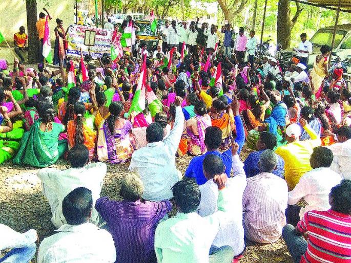 Kaktari tribal clash at Pali tehsil office | पाली तहसील कार्यालयावर कातकरी आदिवासींची धडक Kaktari tribal clash at Pali tehsil office | पाली तहसील कार्यालयावर कातकरी आदिवासींची धडक