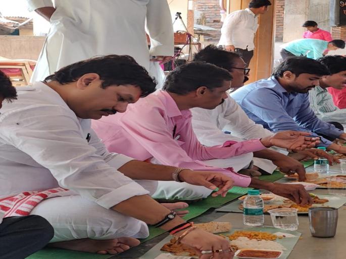 Social Justice Minister Dhananjay Munde sits on floor and eat with villagers | सामाजिक न्याय मंत्री धनंजय मुंडे गावातील पारावर बसून पंगतीत जेवतात तेव्हा... Social Justice Minister Dhananjay Munde sits on floor and eat with villagers | सामाजिक न्याय मंत्री धनंजय मुंडे गावातील पारावर बसून पंगतीत जेवतात तेव्हा...