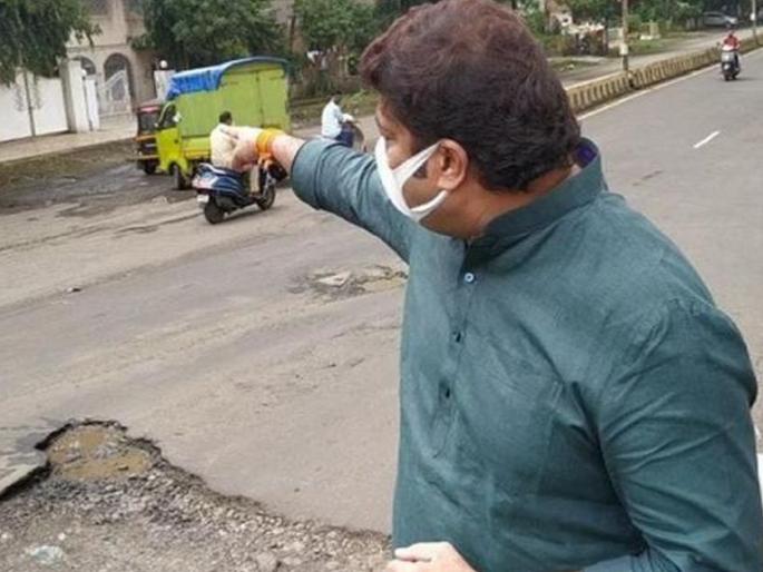MNS MLA Raju Patil has gone in front of Shiv Sena MP Shrikant Shinde's bungalow and shown the pit on the road. | रस्त्यावर फेरफटका मारण्याचा सेनेचा सल्ला; मनसेने त्यांच्याच बंगल्यासमोरचा दाखवला खड्डा