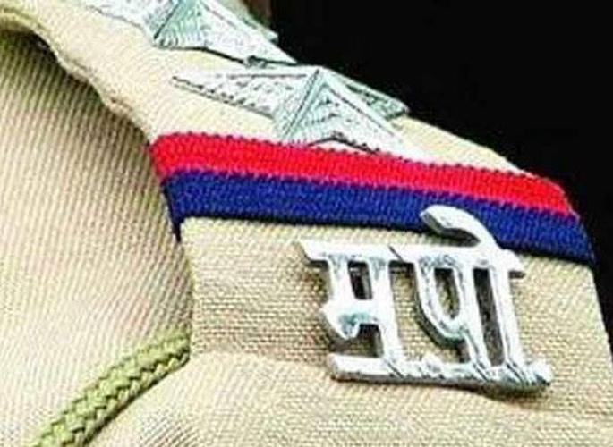 Demolition of police outposts by citizens due to non-availability of essential items | जीवनावश्यक वस्तू मिळत नसल्याने नागरिकांकडून पोलीस चौकीची मोडतोड Demolition of police outposts by citizens due to non-availability of essential items | जीवनावश्यक वस्तू मिळत नसल्याने नागरिकांकडून पोलीस चौकीची मोडतोड