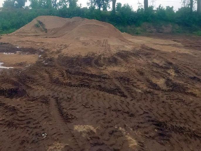 Sand smugglers blocked the road from Pokhle to Belgaum Retighat, Khamari to Sitepar | रेती तस्करांनी पोखरले बेळगाव रेतीघाट, खमारी ते सीतेपार रस्त्याची लावली वाट Sand smugglers blocked the road from Pokhle to Belgaum Retighat, Khamari to Sitepar | रेती तस्करांनी पोखरले बेळगाव रेतीघाट, खमारी ते सीतेपार रस्त्याची लावली वाट