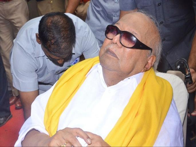 When Karunanidhi was brought out of the house in the middle of the night ... | Karunanidhi Death Update : जेव्हा करुणानिधींना मध्यरात्री फरपटत घराबाहेर आणले होते... When Karunanidhi was brought out of the house in the middle of the night ... | Karunanidhi Death Update : जेव्हा करुणानिधींना मध्यरात्री फरपटत घराबाहेर आणले होते...