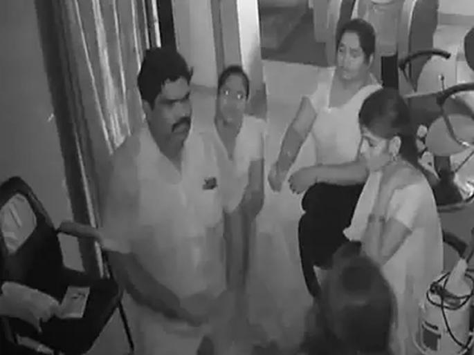 chennai dmk leader selavakumar seen thrashing a woman arrested | धक्कादायक! डीएमके नेत्याकडून महिलेला लाथांनी मारहाण chennai dmk leader selavakumar seen thrashing a woman arrested | धक्कादायक! डीएमके नेत्याकडून महिलेला लाथांनी मारहाण