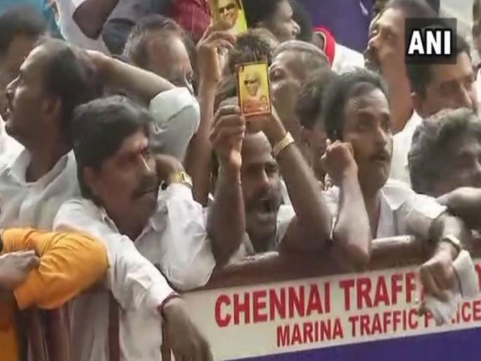 Karunanidhi Health Updates: DMK Chief Karunanidhi 'Extremely Critical', Vital Organ Functions Deteriorating | एम. करुणानिधींची प्रकृती आणखी खालावली, रुग्णालयाबाहेर समर्थकांची गर्दी Karunanidhi Health Updates: DMK Chief Karunanidhi 'Extremely Critical', Vital Organ Functions Deteriorating | एम. करुणानिधींची प्रकृती आणखी खालावली, रुग्णालयाबाहेर समर्थकांची गर्दी