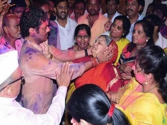 Maharashtra Vidhan Sabha Result: My son wins ... mother of dhananjay munde emotional after victory of parli | महाराष्ट्र निवडणूक निकालः 'माझा धनु जिंकला'... धनंजय मुंडेंच्या विजयानंतर मातोश्रींना अश्रू अनावर Maharashtra Vidhan Sabha Result: My son wins ... mother of dhananjay munde emotional after victory of parli | महाराष्ट्र निवडणूक निकालः 'माझा धनु जिंकला'... धनंजय मुंडेंच्या विजयानंतर मातोश्रींना अश्रू अनावर