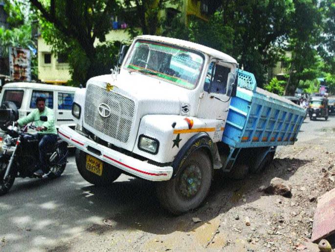 Dumpers rushed out of the road, survivor survived | रस्ता खचल्याने डम्पर रुतला, जीवितहानी टळली Dumpers rushed out of the road, survivor survived | रस्ता खचल्याने डम्पर रुतला, जीवितहानी टळली