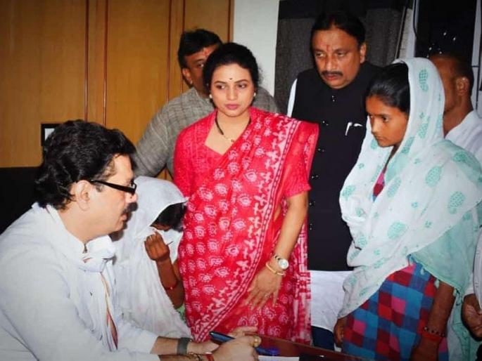 Agriculture Minister took responsibility for the education of four girls and interacted with the family of a suicide victim | कृषिमंत्र्यांनी घेतली चार मुलींच्या शिक्षणाची जबाबदारी आत्महत्याग्रस्त शेतकरी कुटुंबाशी साधला संवाद Agriculture Minister took responsibility for the education of four girls and interacted with the family of a suicide victim | कृषिमंत्र्यांनी घेतली चार मुलींच्या शिक्षणाची जबाबदारी आत्महत्याग्रस्त शेतकरी कुटुंबाशी साधला संवाद