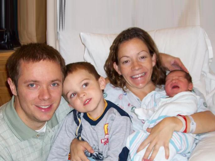 Father shocked after secret revealed from DNA test that it is not his son secret reveled then what happened read details | ऑफर सुरू होती म्हणून केली संपूर्ण कुटुंबाची DNA Test अन् 'बाप' निघाला कुणी दुसराच Father shocked after secret revealed from DNA test that it is not his son secret reveled then what happened read details | ऑफर सुरू होती म्हणून केली संपूर्ण कुटुंबाची DNA Test अन् 'बाप' निघाला कुणी दुसराच