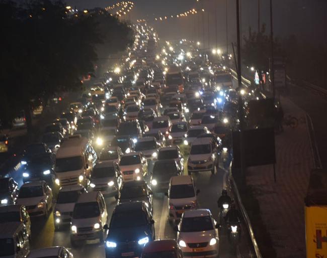 Farmers reach out to cover the home of Prime Minister ... | दिल्लीत चक्का जाम...पंतप्रधानांच्या निवासाला घेराव घालण्यास पोहोचले शेतकरी... Farmers reach out to cover the home of Prime Minister ... | दिल्लीत चक्का जाम...पंतप्रधानांच्या निवासाला घेराव घालण्यास पोहोचले शेतकरी...