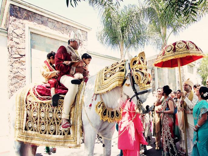 Wedding procession, woman's complaint and bridegroom in police | लग्नाची मिरवणूक, महिलेची तक्रार अन् नवरदेवाची पोलिसांत वरात Wedding procession, woman's complaint and bridegroom in police | लग्नाची मिरवणूक, महिलेची तक्रार अन् नवरदेवाची पोलिसांत वरात